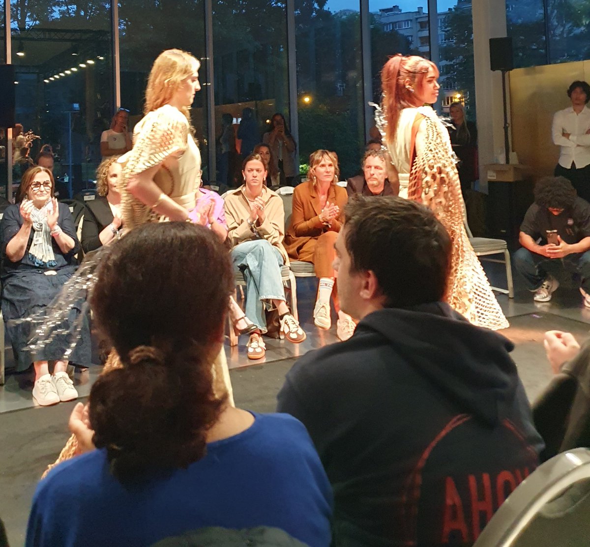 GielenDanny's tweet photo. #Modeshow #Avant in #provinciehuis @prov_antwerpen Knap werk 👍👍 https://t.co/EIFYcPi3g2