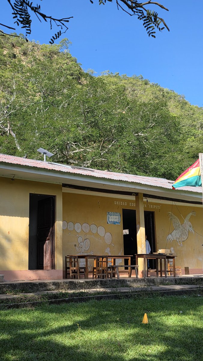 Starlink's tweet photo. Starlink is connecting more than 1,000 people including students and teachers across 14 schools in Bolivia to reliable high-speed internet, enabling them to build digital skills and improve literacy levels 🛰️♥️ https://t.co/fbK8LoeyJu