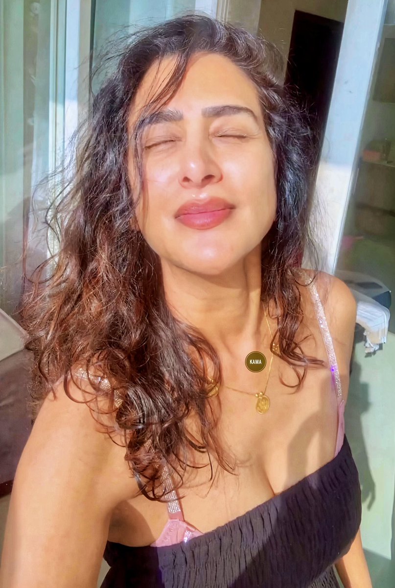 LordEndlessDark's tweet photo. Abbbaah Surekha vani milfy kasi mommy 
Aaa jaaripoyina sallu Lepadaniki fashionable bra vesinidi 
Idi aa suppi same bras use chestayi anukunta 
🥵🥵🔥🔥🔥 https://t.co/GUp775EfQk
