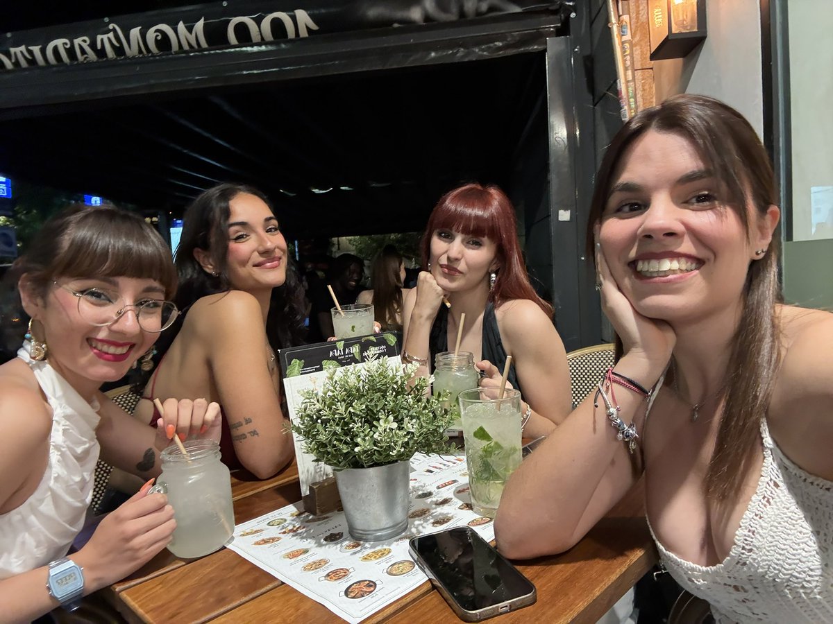 atmluu's tweet photo. lo afortunada que soy de tener las amigas que tengo ♾️✨❤️ https://t.co/aXX3byNLQf