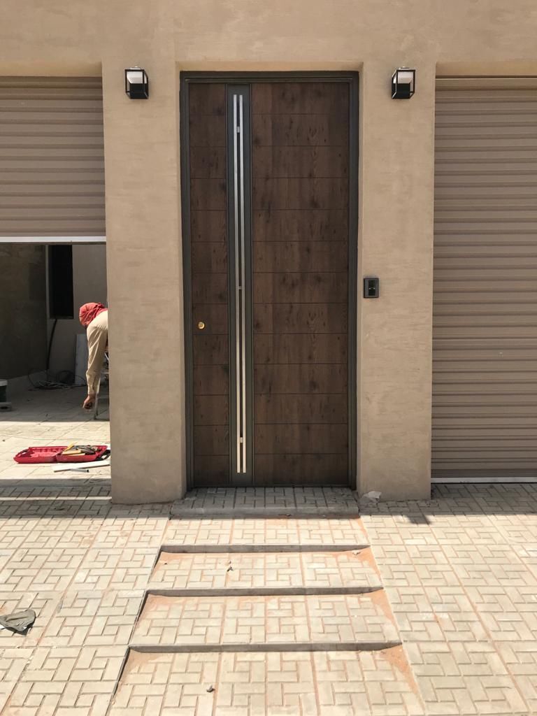 Tado_sa's tweet photo. باب الحديد الملبس بشيت ألمنيوم سماكة 0.8 ملم والمطلي بدهان فرن حراري من الخيارات المميزة للأبواب الخارجية.

فهو يجمع بين متانة الحديد وجمال تشطيبات الألمنيوم، خصوصًا الألوان الخشبية. كما أن تغليف الباب بالألمنيوم يحافظ على مظهره لفترة أطول ويقلل من مشاكل الصدأ والتآكل الناتجة عن العوامل الجوية.