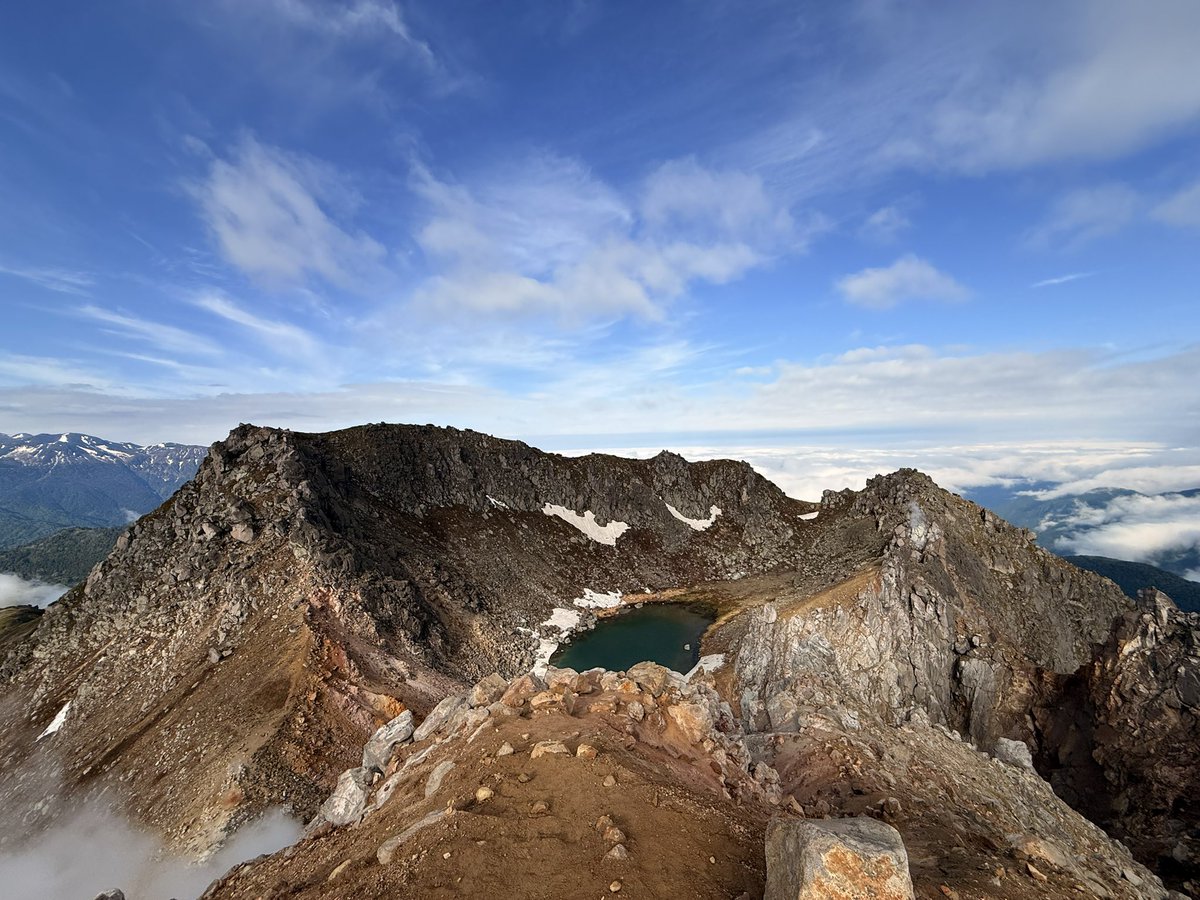 fudousander's tweet photo. 焼岳登頂ー🏔️

圧倒的迫力の北アルプスの絶景に言葉を失います…

広場で熊の気配して初めて熊スプレーを手に持って移動…めちゃくちゃ怖かった笑 https://t.co/T0GDrcxDkV