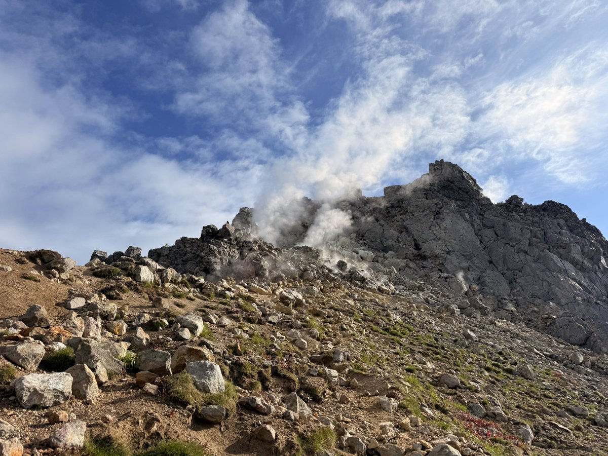 fudousander's tweet photo. 焼岳登頂ー🏔️

圧倒的迫力の北アルプスの絶景に言葉を失います…

広場で熊の気配して初めて熊スプレーを手に持って移動…めちゃくちゃ怖かった笑 https://t.co/T0GDrcxDkV