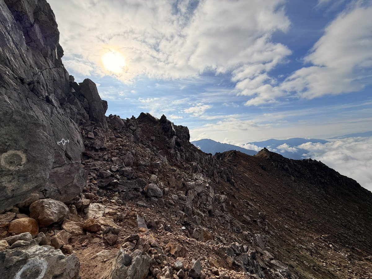 fudousander's tweet photo. 焼岳登頂ー🏔️

圧倒的迫力の北アルプスの絶景に言葉を失います…

広場で熊の気配して初めて熊スプレーを手に持って移動…めちゃくちゃ怖かった笑 https://t.co/T0GDrcxDkV