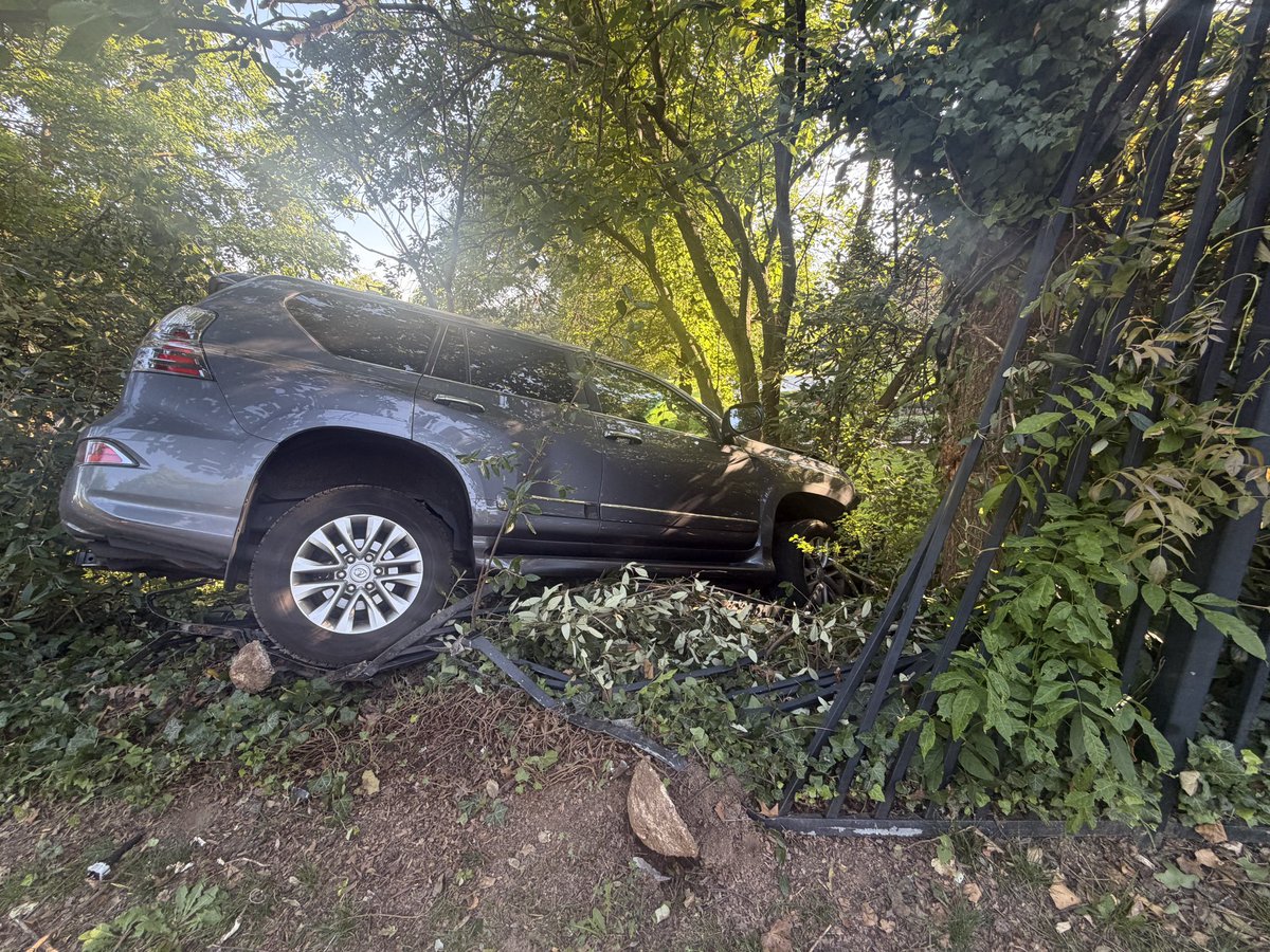 dcfireems's tweet photo. Motor Vehicle Collision - 4500 Block of Foxhall Road NW

Vehicle into international embassy fence - appears accidental. 

One juvenile female driver evaluated and refused treatment/transport. 

Scene turned over to @SecretService and @GermanyinUSA. https://t.co/14PVOwF2bu
