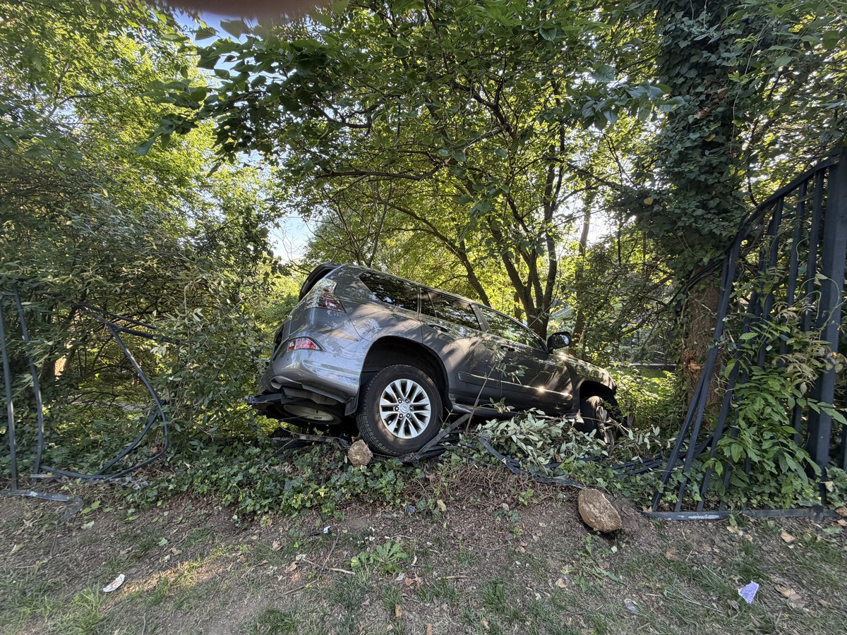 dcfireems's tweet photo. Motor Vehicle Collision - 4500 Block of Foxhall Road NW

Vehicle into international embassy fence - appears accidental. 

One juvenile female driver evaluated and refused treatment/transport. 

Scene turned over to @SecretService and @GermanyinUSA. https://t.co/14PVOwF2bu