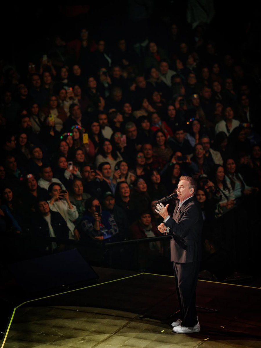 MontanerChannel's tweet photo. La magia de @montanertwiter anoche en Santiago de Chile 🇨🇱 con "El Último Regreso Tour" 🎶

#RicardoMontaner https://t.co/0IOjxQjHeY