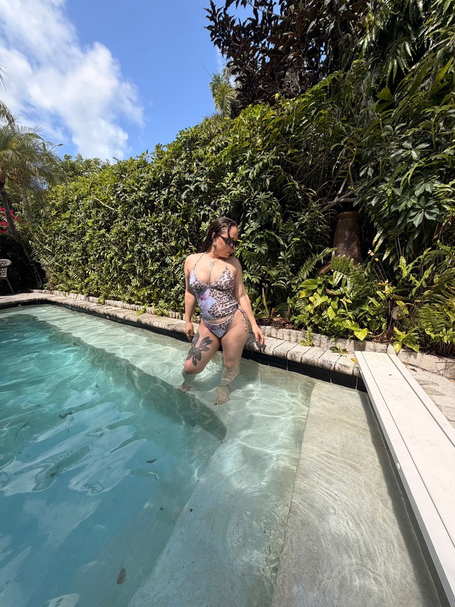 karoline_deleon's tweet photo. 🥭🧚‍♀️🏝️🌺🌴🌀🦜🍍 https://t.co/VJCL4IWc3k