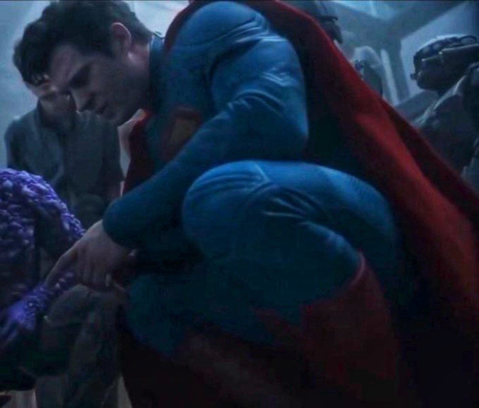 vixensupes's tweet photo. He’s SO large… bicep and thigh are about to burst that suit up… i have so many thoughts 👹 https://t.co/DAyEY1K4G0