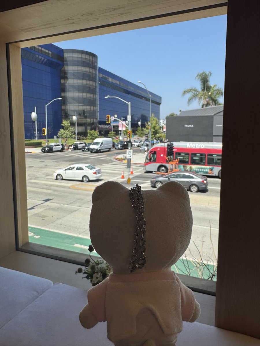 crushonskz's tweet photo. jiniret standing at the spot hyune stood at yesterday ◠‿◠. https://t.co/5e9kcQ9f62