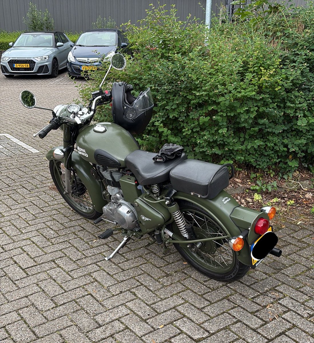Arjenlead's tweet photo. Sinds vandaag weer een motor, een @royalenfield Classic 500 uit 2013. Wat een heerlijke machine die bewijst dat je met 1 cilinder en 27 pk onwijs veel lol kan hebben… Helemaal in deze gejaagde wereld, wat een verademing! https://t.co/hrVji9omqc