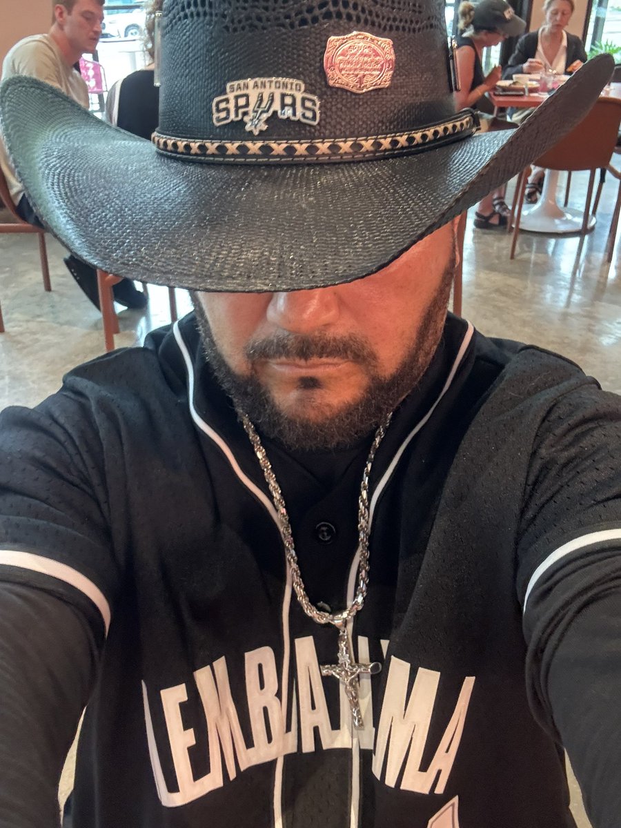 WechontxLt's tweet photo. I’m all in black! Already tired of the loud entitled Knick fans! #RaceForSeis
#PorVida #BeltToAss https://t.co/15grBTWIu5