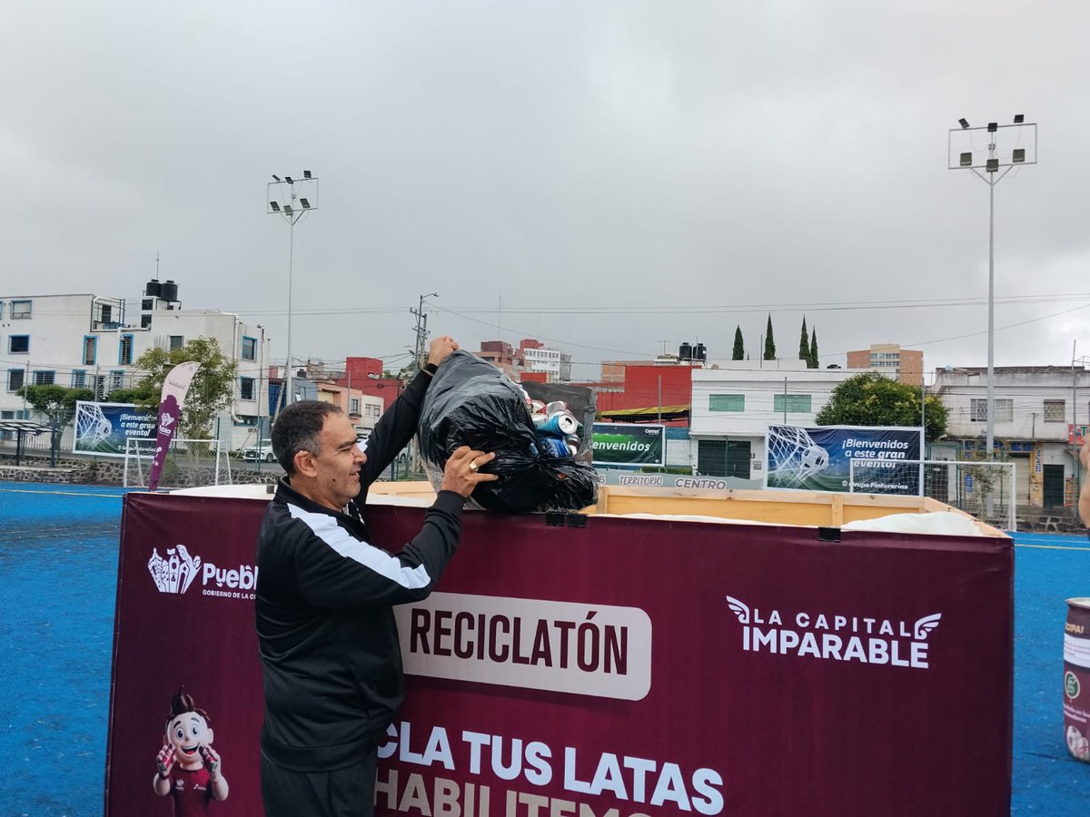 IAbastosPuebla's tweet photo. ♻️🏟️ Bajo el liderazgo del Alcalde @pepechedrauimx  el titular de @IAbastosPuebla @AngelMinuttiL y todo el equipo del organismo nos sumamos al programa #CanchasXLatas, impulsado por el @DeportePue ♻️⚽
🙌 Tú también puedes ser parte de este gran proyecto.♻️🏟️✨
@ricardozg00 https://t.co/TtxUR2ApSu