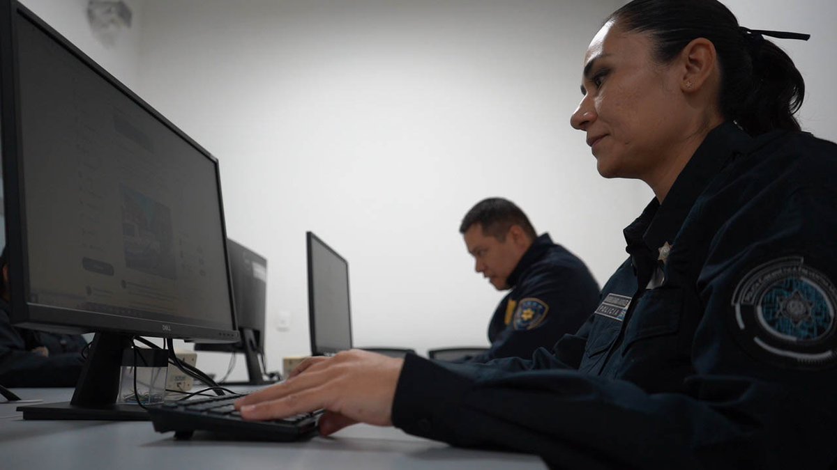 ElBlogdePorter's tweet photo. #Querétaro | SSPMQ emite recomendaciones para evitar fraudes por mensajería de texto

- Saldo a favor en el ISR, infracciones de tránsito, movimientos en cuentas bancarias o apoyos gubernamentales son algunos de los modus operandi

La Secretaría de Seguridad Pública Municipal de Querétaro (SSPMQ), a través de la Policía Cibernética Preventiva Municipal advierte sobre los diferentes modus operandi para cometer algún fraude por mensajería de texto en dispositivos móviles, acompañados regularmente con algún link, que suele ser usado por los ciberdelincuentes para suplantar la identidad de personas o robar datos bancarios.

En caso de recibir algún mensaje sospechoso sobre supuesto saldo a favor en el ISR; acumulación de infracciones de tránsito sin pagar; movimientos de cuentas bancarias; apoyos económicos gubernamentales u ofrecimiento de empleos de medio tiempo con sueldos elevados, fuera de lo común, te compartimos las siguientes consideraciones y recomendaciones para prevenir ser víctima de algún fraude:

- Ninguna institución gubernamental o institución bancaria envía links por mensaje de texto para solicitar datos personales o sensibles.
- Siempre verifica primero tu buzón tributario, cuenta bancaria o coteja la información en una fuente confiable.
- Evita dar clic en enlaces sospechosos.
- Acude directamente a las oficinas del SAT, institución bancaria, oficina gubernamental o espacio laboral, según sea el caso.
- Desconfía de mensajes sospechosos sobre devoluciones, multas desconocidas o apoyos económicos.
- Nunca proporciones datos sensibles, personales, bancarios o fiscales.

En caso de haber sido víctima de algún hecho fraudulento, recuerda recurrir de inmediato a la línea única de emergencias 9-1-1 o de manera anónima 089, además de acudir a denunciar ante la Fiscalía General de Estado. Si requieres apoyo, orientación y/o intervención puedes contactarnos al correo cibernética.sspmq@municipiodequeretaro.gob.mx.