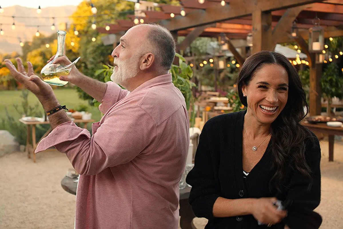 ChrisBaronSmit1's tweet photo. 🆕Chef José Andrés speaks about Prince Harry and Meghan. 

“They made their kitchen the meeting place like every other family,” the chef said of his friends. I love how Meghan interacts with her children and food.”

🔗https://t.co/s3QmlqR6iO…

#HarryandMeghan https://t.co/HEZXvin420