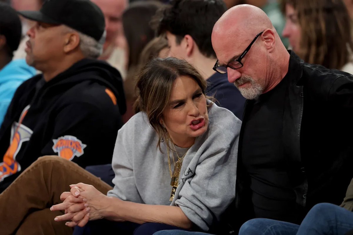 MeloniProject's tweet photo. Celebrity sightings during Knicks games | @USATODAY 

Mariska Hargitay talks to Christopher Meloni at Madison Square Garden on April 11, 2025.

🔗 https://t.co/qnihkIyWEN https://t.co/z7vuwlwWIY