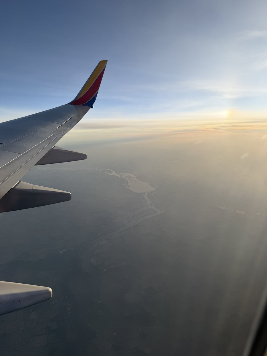 RyanBostaph's tweet photo. Some of the amazing photos I got from my 2 @SouthwestAir flights to LA! Thank you to Southwest for making the flying experience easy, crew was nice, and the flights were smooth! https://t.co/mZ3jmDw0oz