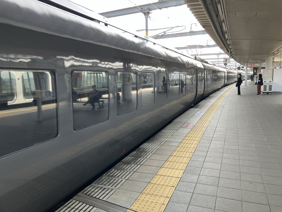 mitoina's tweet photo. おはようございます。
お出かけします。
北九州は曇りです。
シートに不具合あり、移動。車掌さん、迅速な対応ありがとうございます。
#カゴシマホンセンカキンサレルイス https://t.co/5DomeuKYVT