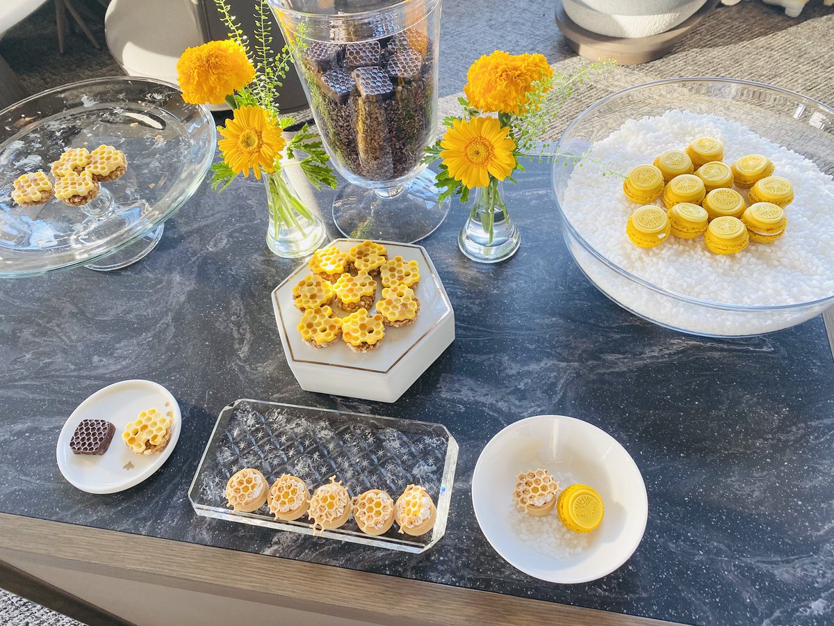 ayaka_sweets_1's tweet photo. トロリーも華やか💛🌟
ボンボンショコラ美味しかった🍫
私が蜂蜜好きなのもあるけど、個人的に、今まで食べたアフタヌーンティーで一番美味しかったかも💕と思うくらい美味しかった💛 https://t.co/ZTcYYAR9OW