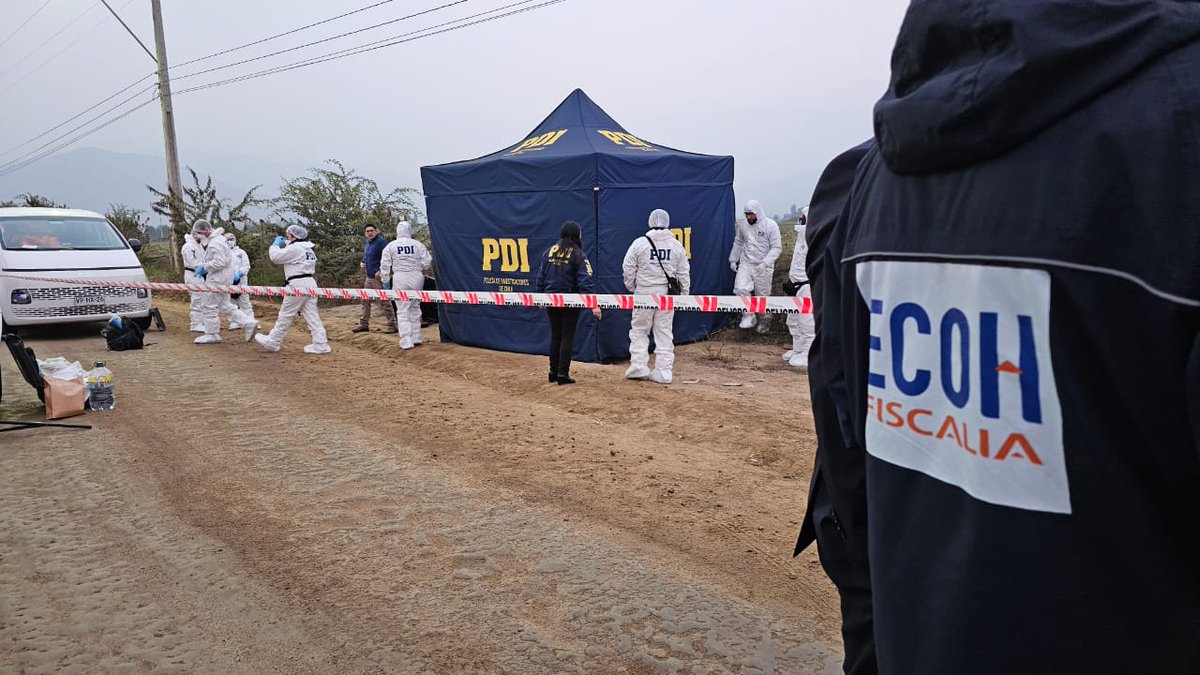 ECOH_FiscaliaRM's tweet photo. Hasta el camino La Aurora, de Curacaví, se trasladó @ECOH_FiscaliaRM junto a la @PDI_CHILE por el hallazgo del cuerpo de hombre, hasta ahora sin identificar, con señales de violencia atribuibles a terceros. https://t.co/H1v0jvCVSd