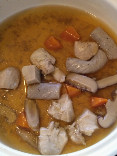Msensei22's tweet photo. 昨夜パートナーが作った煮物がおいしかったんですが量が多かったので残してしまいました

そこで具を取り出して卵を入れて卵液を作り、少し白だしを足して味をととのえ、器に入れた具の上に流し入れて蒸しました
さらにこれを冷やして「夏の冷やし茶わん蒸し」の完成です
今日のお昼ご飯の一品です https://t.co/PkDiFk2VY3