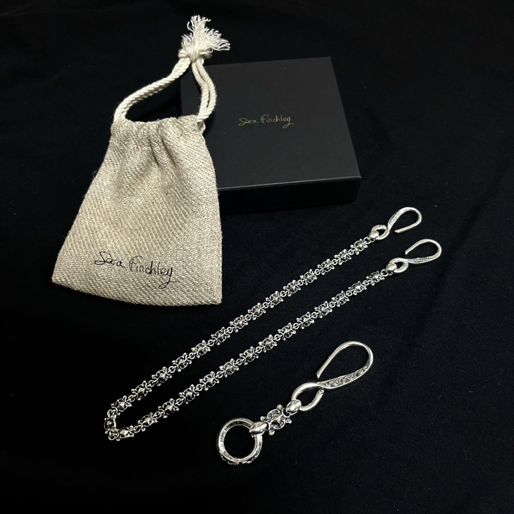asastist's tweet photo. Sara Finchley
Khloris series | Narrow wallet chain
Khloris series | Chain ring

ずっと気になっていたサラフィンチリー。
黒服のいいアクセントになって気分上がってます⛓️✨ https://t.co/WyF4YiQGYH