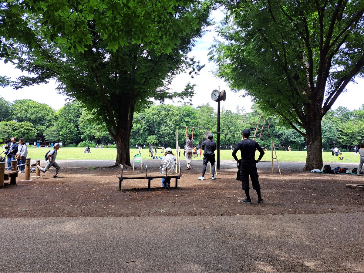 Ankake1969's tweet photo. 井の頭恩賜公園の運動場に、息子の運動クラブつきそいの朝です。
ただでさえ人見知りなのでママさん軍団から一人はなれてのんびりしてをります。 https://t.co/edUzpFDCcO