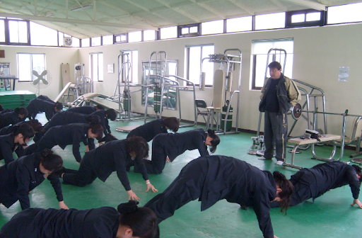sonsarang3814's tweet photo. ■토목직 공무원의 ㅈ같은 하루 

공무원 합격했다.
드디어 취준 끝났다.

부모님은 좋아하셨다.
"이제 안정적인 직장 다니는구나."

나도 그렇게 생각했다.
근데 그때는 몰랐다.

안정적인 건 직장이 아니라
매일 들어오는 민원이었다.

첫 출근.
40분 일찍 오라고 했다.

막내니까 커피포트 물 채우고,
회의실 치우고,
탕비실 과자 채우고,
쓰레기통 확인하라고 했다.

나는 직무교육보다 먼저
커피포트 위치를 배웠다.

8시 58분.
서무 주무관님 출근.
탕비실 보더니 한마디 하셨다.

"과자 채우는 순서가 있는데요?"
어제는 그냥 채우라며.
아무도 알려주지 않았지만

나는 이미 틀렸다.
그때 느꼈다.

여긴 모르면 배우는 곳이 아니라
모르면 혼나는 곳이구나.

내가 현장 가는 건지 콜센터 출근한 건지 헷갈렸다.
잠깐 전화 안 받았다.

사무실에서 전화 왔다.

"왜 전화 안 받아요? 민원인이 나한테 전화했잖아요. 나한테 피해 안 가게 전화 좀 잘 받아요."

그때 알았다.

내가 사고 나는 것보다 민원이 사무실로 들어오는 게 더 큰일이었다.

현장 도착.
먼지 맞고 사진 찍었다.

공사장 소장은 말했다. "원래 이렇게 합니다." "다른 데도 다 이렇게 해요." "보완하려면 돈 더 듭니다."

공무원 권한 말라며?

신규 토목직 권한은 딱 네 개였다.
욕먹기. 사진 찍기. 보고하기. 다시 욕먹기. 사무실 복귀.
아침에 22건이던 국민신문고가 되는 무렵 27건이 되어 있었다. 하루 종일 일했는데 업무가 늘었다.
처리하면 줄어드는 줄 알았다.

근데 민원은 달랐다. 처리하면 추가 민원. 답변하면 재민원. 현장 나가면 신규 민원. 한 명 달래면 다른 한 명 전화.

토목직의 하루는 끝나는 게 아니다.

그냥 내일로 이월된다.
퇴근길에 생각했다.
이러다 자명에 못 살겠다.
분명 안정적인 직장이라고 했다.
맞긴 했다.

민원은 안정적으로 들어왔고, 욕은 안정적으로 쌓였고, 업무는 안정적으로 늘어났다.
내 멘탈만 불안정했다.
그리고 6개월 뒤 퇴사 살았다.
다시 스터디카페에 앉았다.

다시 취준생이 됐다.

부모님은 걱정하셨다.
근데 나는 조금 행복했다.
스터디카페 책상은 알이 없었다.
민원도 안 봤다.
전화도 안 됐다.

적어도 그 책상은 나한테 욕하지는 않았다.