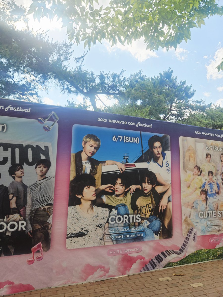 SpringJesse1's tweet photo. 2026 weverse con festival !

2026.6.5 오후 
위버스콘 준비상황

날씨 
겁나 화창하더라ㅋ

담 넘어 음악소리 
야르!!! https://t.co/SHPKBy1Vnz