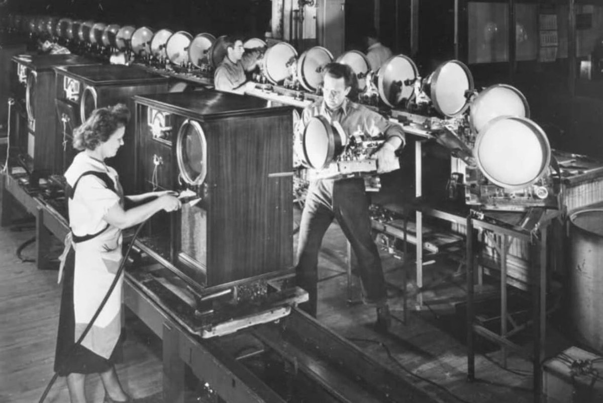 BrianRoemmele's tweet photo. Zenith Electronics, televisions manufacturing in Chicago, Illinois, 1951. https://t.co/WXkOTAVclw