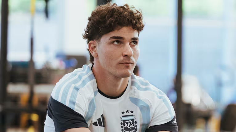 feerran_59's tweet photo. 🤕 El estado físico de Julián genera preocupación. El argentino no sufre un esguince de tobillo, sino una lesión de ligamento

Todo ello después llegar a jugar infiltrado para ayudar al Atlético y poniendo su Mundial en riesgo, con la promesa de que se le facilitaría una salida https://t.co/o39SBAowyH