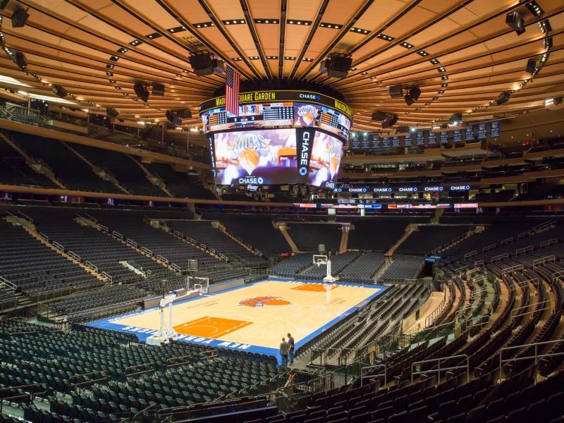 fedeebongiorno's tweet photo. 💍 TMZ confirma que la boda de Taylor Swift y Travis Kelce se realizará en el Madison Square Garden y contará con más de 1.000 invitados

El lugar habría sido elegido porque no tiene ventanas desde las que se puedan tomar fotografías del interior, además de contar con estacionamiento subterráneo para que los invitados puedan ingresar y retirarse sin quedar expuestos al público

También estarían trabajando junto a la Policía de Nueva York para cortar las calles cercanas al estadio y reforzar las medidas de seguridad
