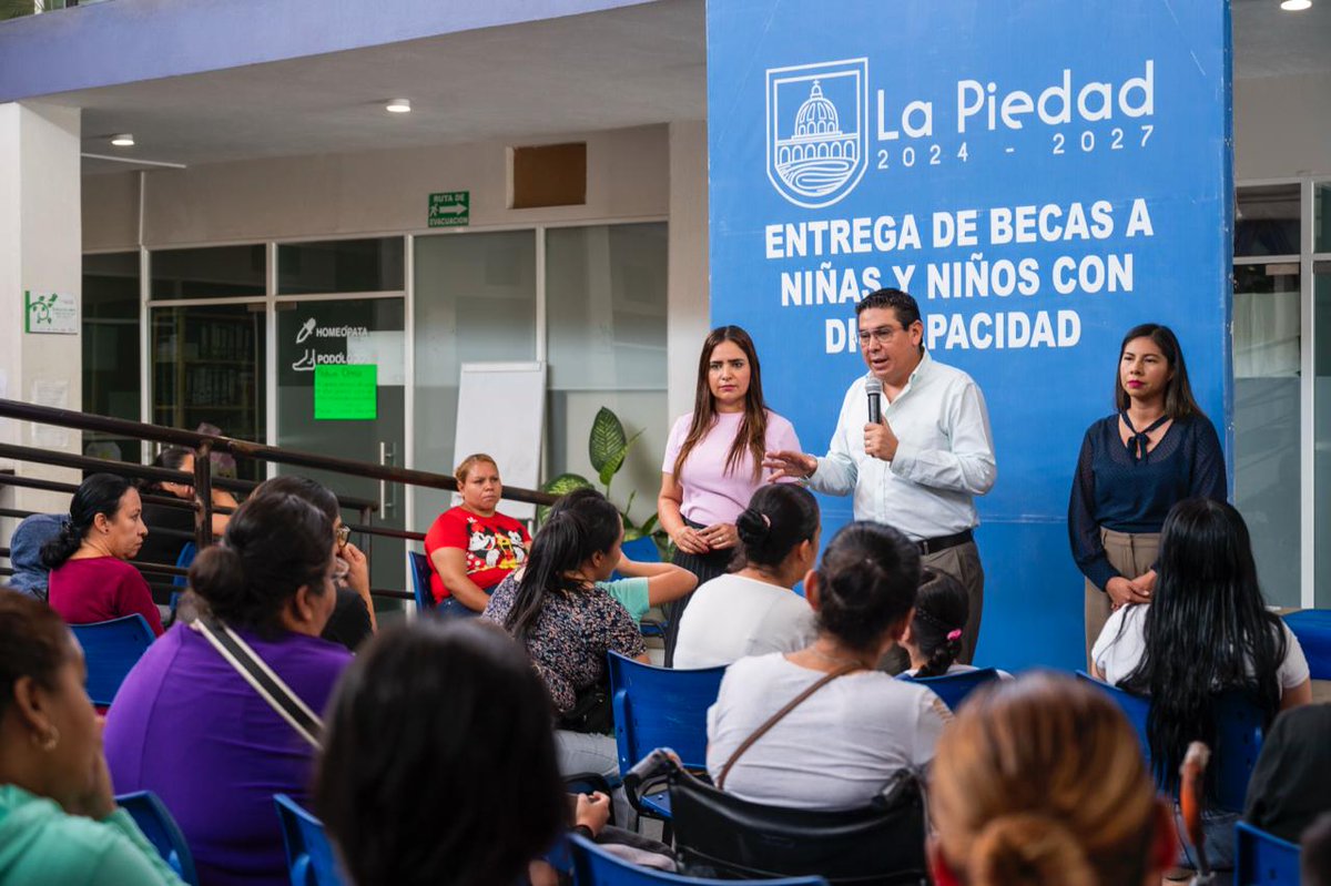 brunoticiass's tweet photo. 💙 Veintiocho menores con discapacidad reciben becas económicas en La Piedad.
📖 Lee la nota:
https://t.co/u12CNJpI7P
#Brunoticias #LaPiedad #Michoacán #Discapacidad https://t.co/dvyCa4qu6i