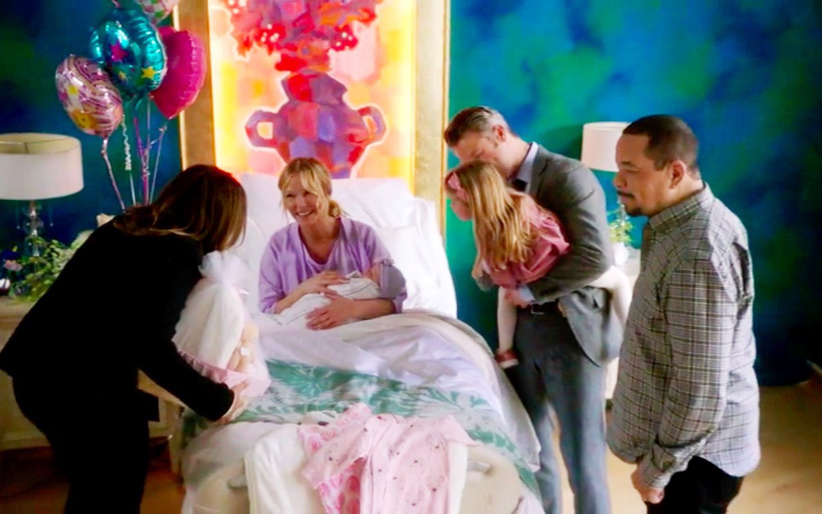 rollinsxcarisi's tweet photo. remember when the characters on #svu were allowed to smile with their families let’s bring that back https://t.co/ta20HFavDd