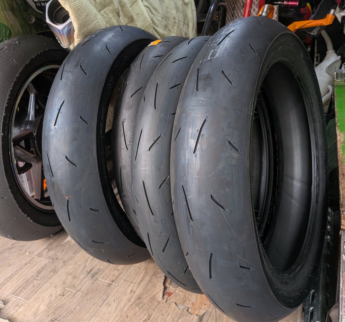 wak2racing's tweet photo. 昨日は
筑波練習→仕事→モトジータ→仕事
ちょっとだけハードスケジュール💨

今月分のタイヤ確保！
ペース上がってリヤの摩耗早くなったから足りるかな…笑

バイクを買う、整備やカスタムの相談はモトジータにお任せ！！
センスと腕の立つ店、モトジータ
@motoGITA 
いつもありがとうございます🫶 https://t.co/KvpOYYEFfL