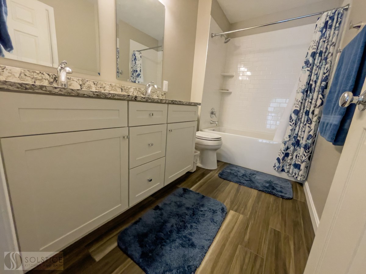 SolsticeK_B's tweet photo. 🚿A hall bathroom can do it all with the right design! Smart layouts, stylish finishes, and durable materials can transform a compact space into one that works beautifully for your family. Ready to bring your vision to life? Contact our team today! 📞 (410) 451-3456 https://t.co/G6faiVT6yq