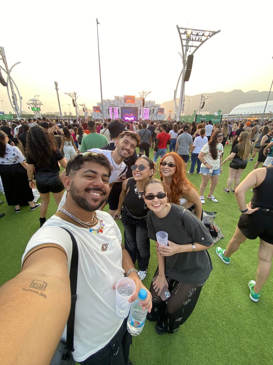 jaoluc's tweet photo. @rockinrio sem montagem e sem IA, porque o meu lugar preferido na cidade do rock é essa vista sensacional do pôr do sol com os best ✨🍀 #EuVouNoRockInRio https://t.co/TAdifNl6iQ