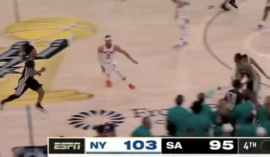 btbnba's tweet photo. Para isso não acontecer, o Josh Hart se jogou na frente do Stephon Castle, evitando o 2-1, e enquanto isso acontece, o Landry Shamet já está do outro lado da defesa evitando a criação de um Weak Side, lembrando que iam tentar um bloqueio entre os alas. https://t.co/uqweraS2rb