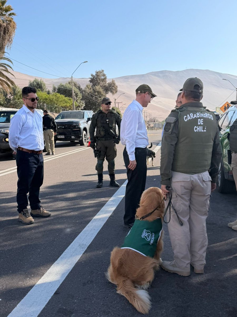 CarabArica's tweet photo. Ministro de Seguridad Martín Arrau saludó a Carabineros del Retén #Poconchile, de servicio preventivo y conjunto con PDI, para combatir los delitos transnacionales en nuestra región. https://t.co/LHnv9zQFSk