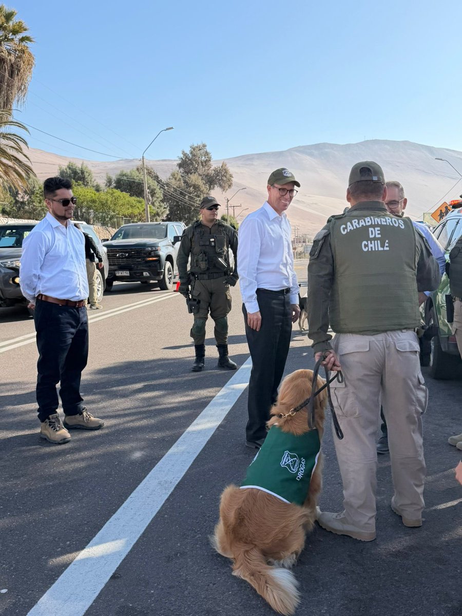 CarabArica's tweet photo. Ministro de Seguridad Martín Arrau saludó a Carabineros del Retén #Poconchile, de servicio preventivo y conjunto con PDI, para combatir los delitos transnacionales en nuestra región. https://t.co/LHnv9zQFSk