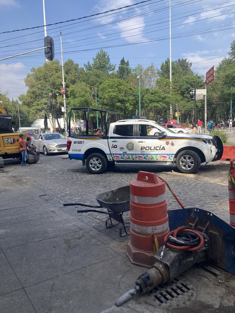 ChimalistacC's tweet photo. ⚠️ATENCIÓN. Policía de @AlcaldiaAO cerró “temporalmente” Av. De La Paz (entre Insurgentes y Revolución), por obras de empedrado.

Y mañana el Alcalde @LopezCasarinJ y la Jefa de Gob @ClaraBrugadaM inauguran FanFest en La Bombilla

Busca vías alternas en zona Chimalistac/San Ángel https://t.co/0WOgRt79N7