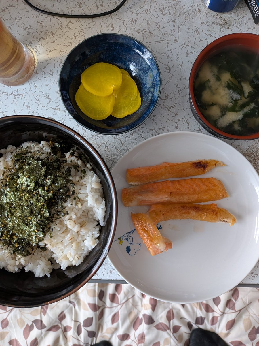 balnart_108's tweet photo. #八森の餌皿
本日の朝食、麦飯１合に海苔ふりかけ、たくあん、わかめの味噌汁、サーモンのハラス塩焼き。
脂が凄くて美味い！ https://t.co/EQdDMCgvlM