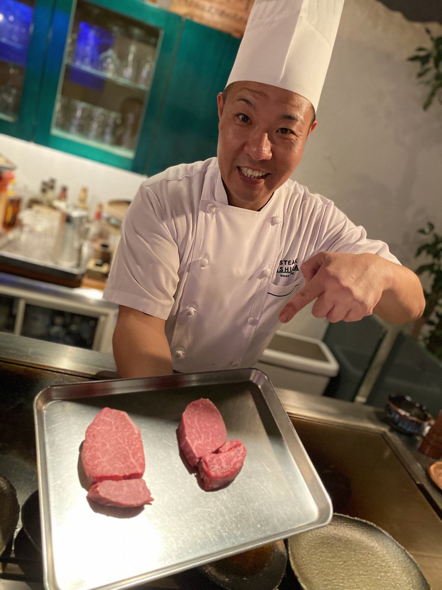 w960phoenix's tweet photo. ステーキ石田🥩高松市瓦町

正月明けに3泊で来た時は年一の長期休みに当たってしまってたので何と11ヶ月振り
大好きなお店🌟
ただオレの麺食べてもらいたいってお土産で持って行ったの後で『是非お店で出したい』と😲

香川唯一の浅草開化楼製カラヒグ麺使用店☝️

夜のコースのお客さまのみ、ご飯の前に僅か20gだけ供されます
昨夜は極上の佐賀牛とおすすめの但馬牛のヒレをコースで食べ比べ
めっちゃ美味くて呑み過ぎて🤣

石田さんは基本コースのシメは美味しい白ご飯に味噌汁と漬物なんだけど(それがいい)、昨夜は思い切ってアレを頼んでみることに⬇️
