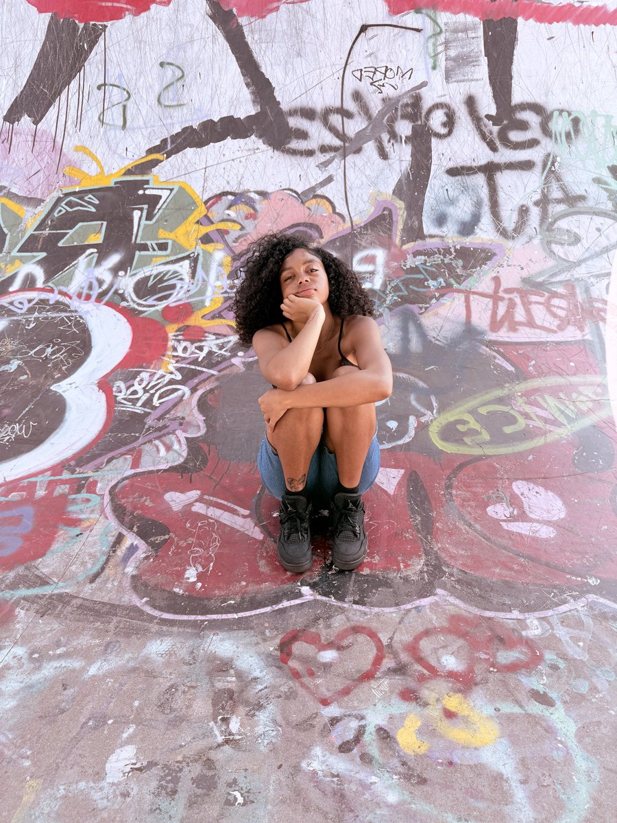 kweezybtch's tweet photo. live, laugh, love me https://t.co/Ty5hwBNYIk