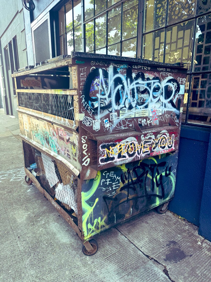 SemantiClub's tweet photo. #semanticlub #semanticluster #stickerbomb
❤️ https://t.co/mC7wa2lAJN