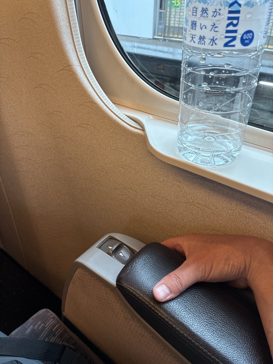 hhffjp's tweet photo. グリーン車は豪華です。
リクライニングが電動です。

おしぼりがもらえました。 https://t.co/XWlMMh0pKy