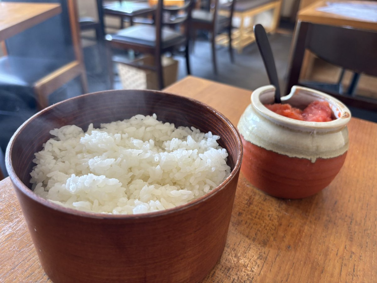44kunkun's tweet photo. 冷やし鯛茶漬け定食をいただく。
おひつご飯と明太子は食べ放題😁
ご飯がまず美味しい🍚
鯛が新鮮ぷりぷりで、タレが絶品😋
卵黄合わせたら…最高なんです。
このタレだけで🍚一杯いけちゃう。
だし巻きは美味しいだけでなく、卵の弾力がすごい🥚
次は刺身定食にしようかな🤗
オススメ‼️ https://t.co/eMxEW2onDY
