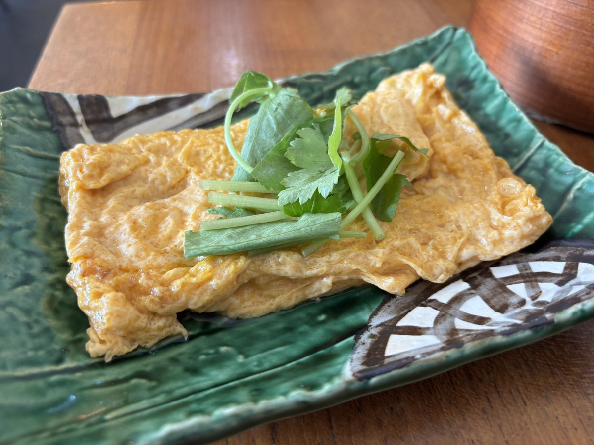 44kunkun's tweet photo. 冷やし鯛茶漬け定食をいただく。
おひつご飯と明太子は食べ放題😁
ご飯がまず美味しい🍚
鯛が新鮮ぷりぷりで、タレが絶品😋
卵黄合わせたら…最高なんです。
このタレだけで🍚一杯いけちゃう。
だし巻きは美味しいだけでなく、卵の弾力がすごい🥚
次は刺身定食にしようかな🤗
オススメ‼️ https://t.co/eMxEW2onDY