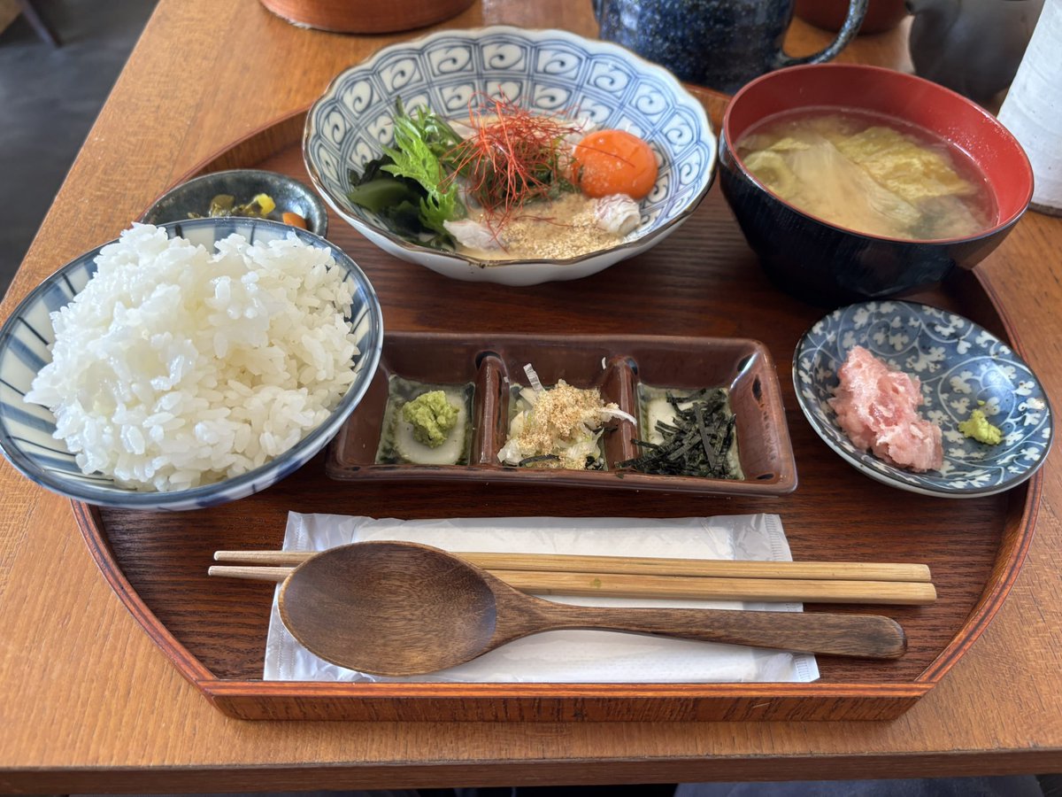 44kunkun's tweet photo. 冷やし鯛茶漬け定食をいただく。
おひつご飯と明太子は食べ放題😁
ご飯がまず美味しい🍚
鯛が新鮮ぷりぷりで、タレが絶品😋
卵黄合わせたら…最高なんです。
このタレだけで🍚一杯いけちゃう。
だし巻きは美味しいだけでなく、卵の弾力がすごい🥚
次は刺身定食にしようかな🤗
オススメ‼️ https://t.co/eMxEW2onDY