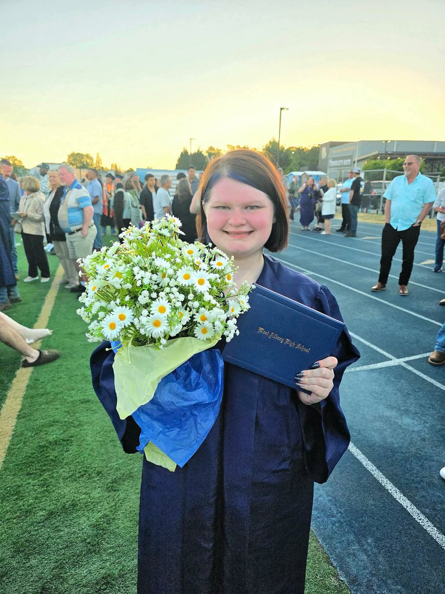 StarryKittyx's tweet photo. Guess who graduated!!! (ignore me crying and sunburnt) https://t.co/7h6ggiKpzi